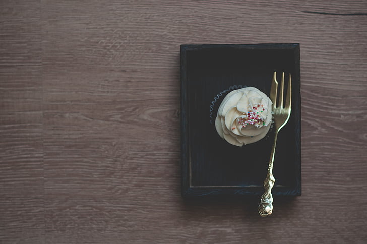 cupcake, δίσκος, κοντά σε:, ασήμι, πιρούνι, ξύλινο τραπέζι, Πλάκα