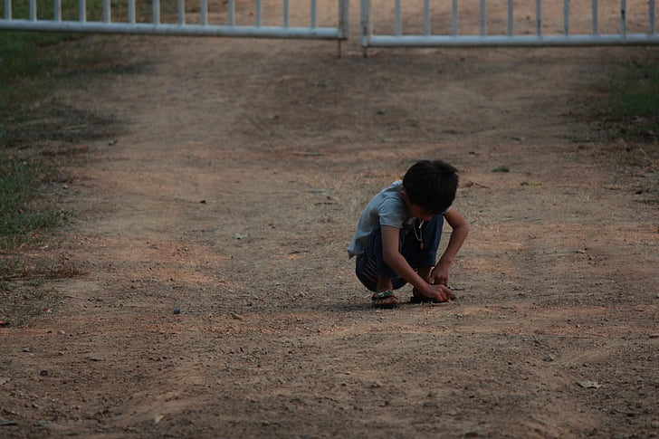 trẻ em, một mình, mặt đất, chơi