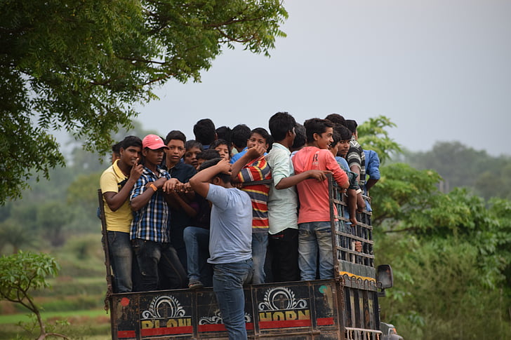 Οι επιβάτες, στην περιοχή Bhubaneswar, ταξίδια, ασφάλεια, υπερφορτωμένο, μη ασφαλές, επικίνδυνες