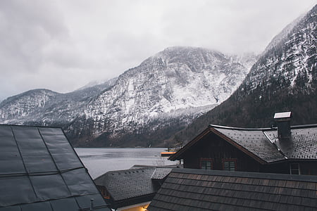 fotografija, hiše, v bližini:, gorskih, ki zajema, sneg, oblak
