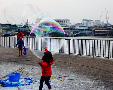 Bubbles, Streetart-Künstler, Kinder, Freude, künstlerische, am Flussufer, Kinder