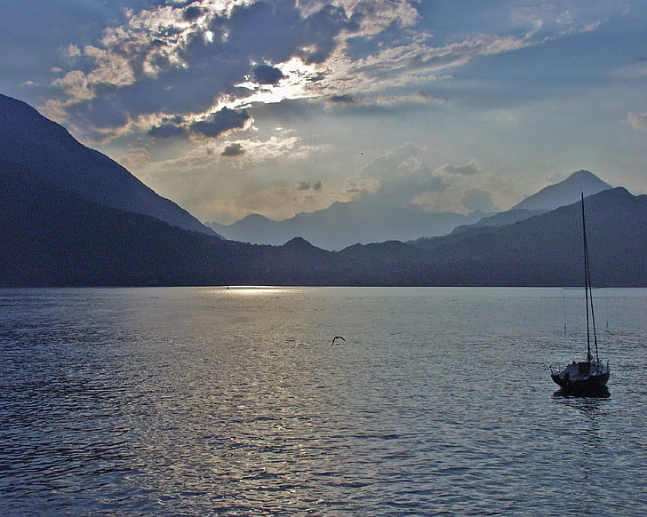 озеро Комо, спокойствие, горы, облака, Солнце, лодка, мирных
