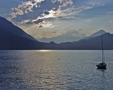 езерото Комо, спокойствие, планини, облаците, слънце, лодка, мирни