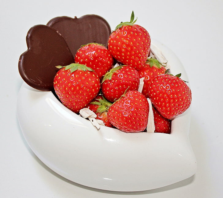 Mors dag, jordbær, rød, om kærlighed til mors dag, chokolade hjerte, porcelæn heart med jordbær, Kærlighed