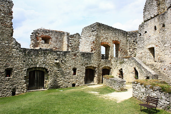 lâu đài rabí, lâu đài, lâu đài Séc, Các bức tường của các, ông đã lần đầu tiên, tàn tích