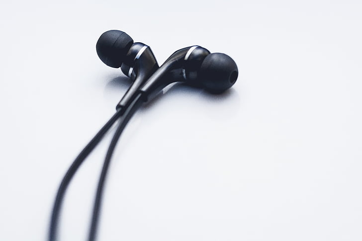 hitam, abu-abu, speaker mini, earphone, tali, musik, latar belakang putih