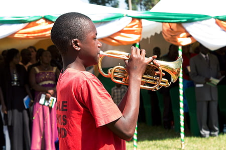 bevolking van Oeganda, kinderen van Oeganda, Afrika, Oeganda, Mbale, trompetten, muziek