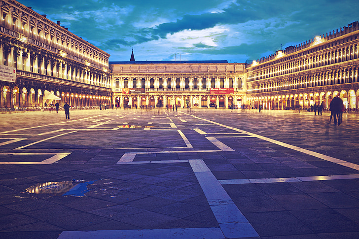 Piazza san marco, Benátky, Itálie, náměstí, lidé, dlažební kostky, světla