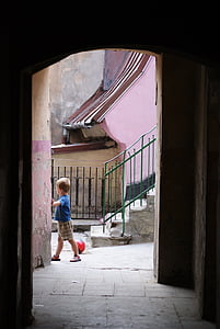 garçon, le ballon, porte d’entrée, vieux, ville, Lublin, Lubelskie