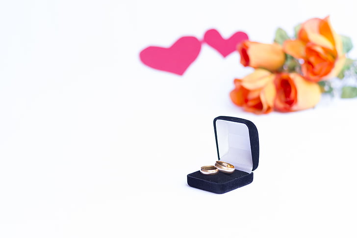 anells, cor, Aliança, flors, dia de Sant Valentí, matrimoni, compromís