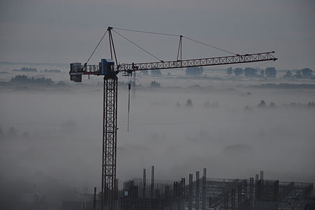 Crane, byggnad, hissen, dimman