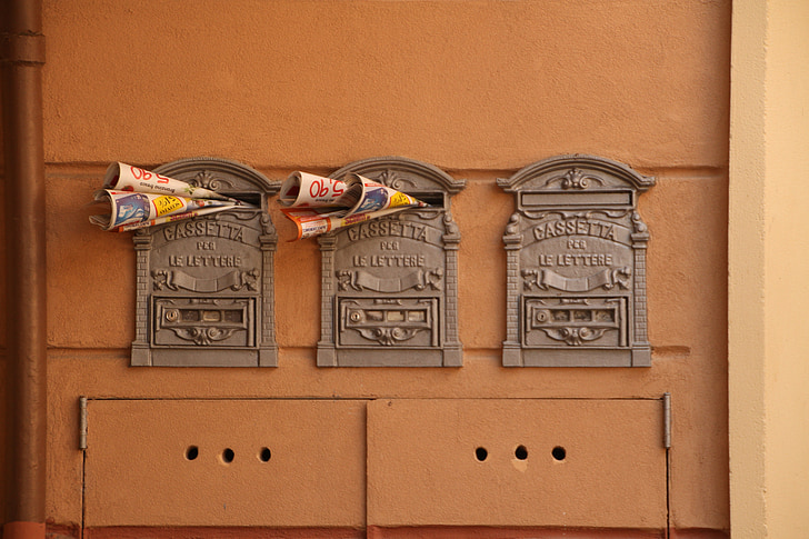 pašto dėžutės, Italija, laikraštis