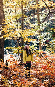 mujer, amarillo, chaqueta, pie, árboles, durante el día, planta