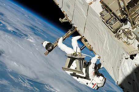 астронавт, Космічна прогулянка, носити захисний одяг, пристані j продавців, космічних подорожах, аерокосмічна промисловість, НАСА
