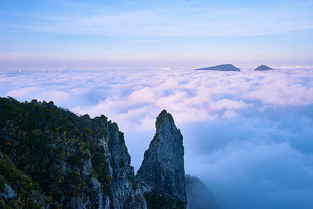 letecký, Foto, sivá, Mountain, Cliff, uprostred, oblaky