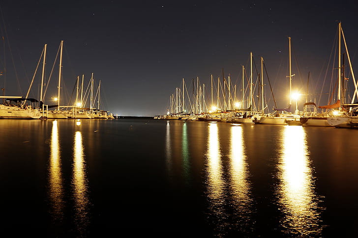 havn, port, båter, seilbåter, natt, lys, refleksjon