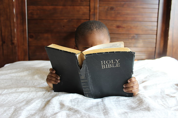 dieťa, čítanie, Biblia, posteľ, africký, vzdelávanie, chlapec