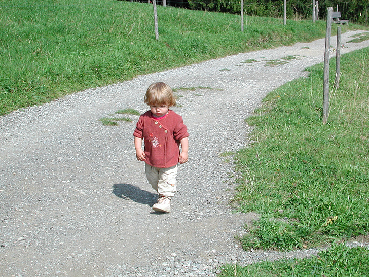 kelio, vaikas, žmogaus prigimtis, žygiai pėsčiomis, Pirmieji žingsniai, mažas vaikas