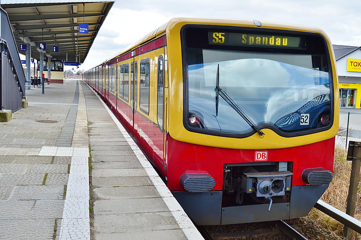 platforma, dannej, obsahujúce, na železničnej stanici, prostriedky verejnej dopravy, cestujúcich, na konci platne