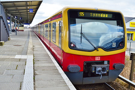 platform, s bahn, containing, in the train station, public means of transport, passengers, at the end of the platform