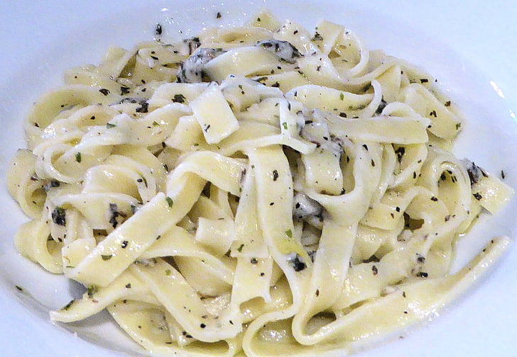 frische pasta, Pesto, Parmesan, Olivenöl, italienisches Essen