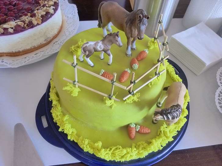 gâteau de communion, communion des enfants, tarte verte, cheval sur gâteau, gâteau, manger, délicieux