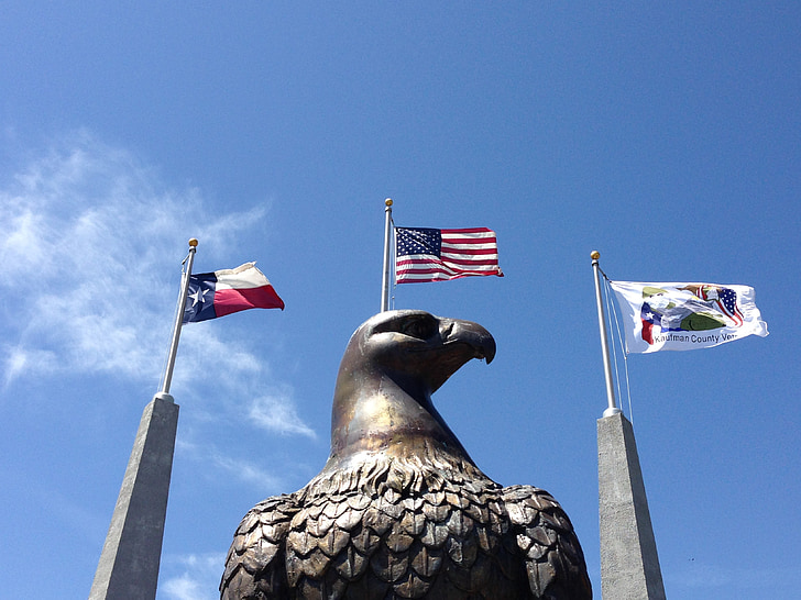 Eagle, au Texas, drapeaux, l’Amérique, ciel bleu, sculpture, monument