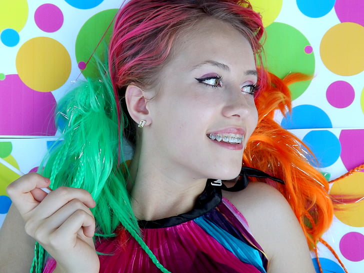 jeune fille, barre de chocolat, couleurs, coloration des cheveux, Portrait