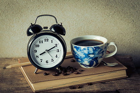будилник, черно кафе, книга, кофеин, класически, часовник, едър план