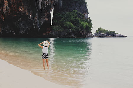 mulher, em pé, mar, Costa, perto de, rochoso, montanha