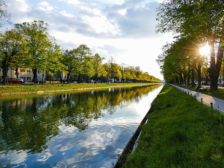 München, Canalul nymphenburg, Avenue, Sud avenue de pe sol, copaci, soare, abendstimmung
