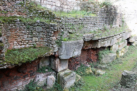 escavações, parede de pedra antiga, pedra permanece, escavações do adro, tijolo vermelho, pilares quebrados