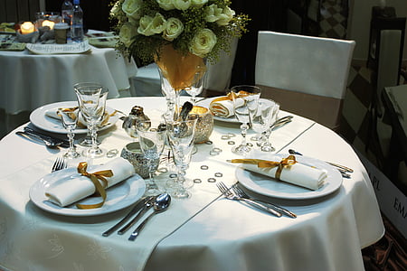 stół do jadalni, stół sztućce, Zastawa stołowa, retro, rustykalne, szkło, porcelany