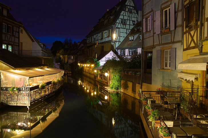 Francia, Alsacia, Colmar, la petite venise, casco antiguo, noche, arquitectura