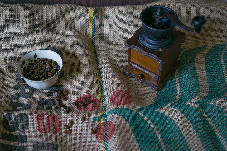 kava, kavna zrna, žitna kava, kavni mlinček, skodelica za čaj, retro, vrečko jutowy