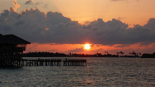 Maledivy, západ slnka, Six senses laamu, lámu