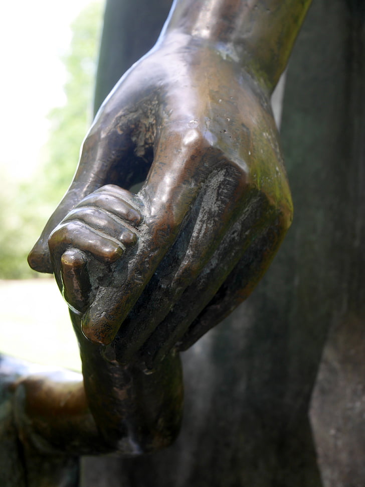sculpture, hand in hand, child's hand, mother and child, berlin, walter sutkowski, art