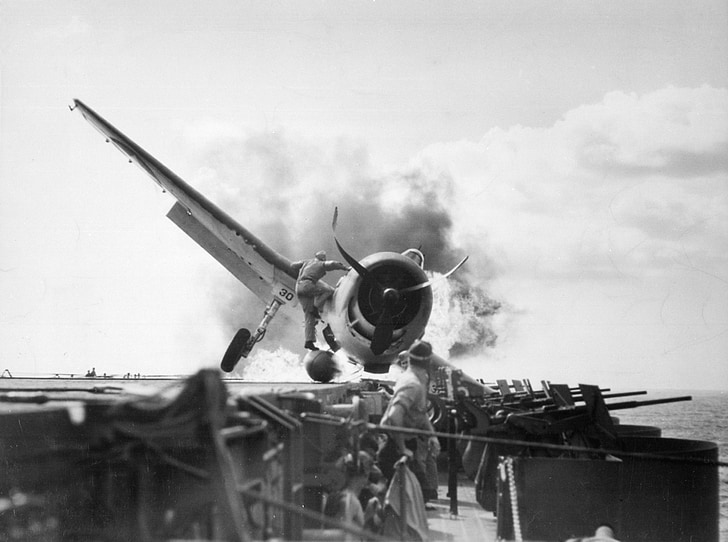 Crash landing, flystyrt, ulykke, Crash, fly, 1943, hangarskib