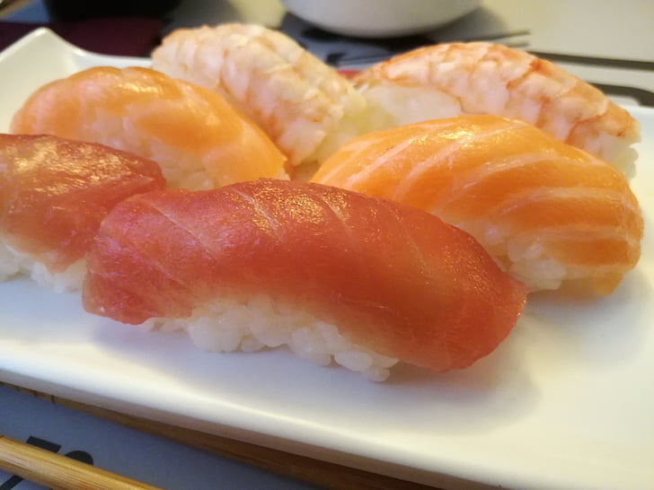 Nigiri, sushi, lax, tonfisk, räkor, kök, ris