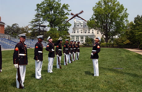 Вашингтон, морската пехота, морски пехотинци, бормашина екип, хвърлят пушка, образуване, изпълнение