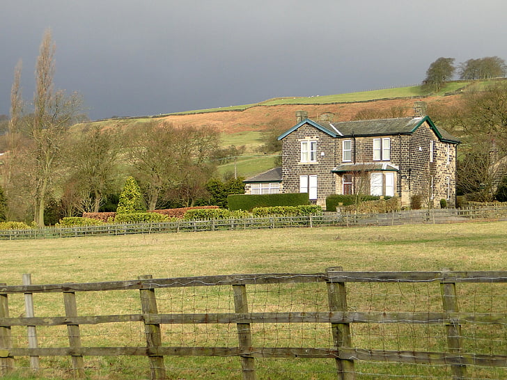 magányos ház, Időjárás-változás, sötét felhők, kerítés, legelő, Country estate, rét