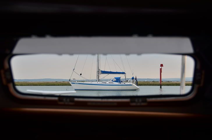 voile, la rivière beaulieu, Yacht, UK, par le biais de la fenêtre