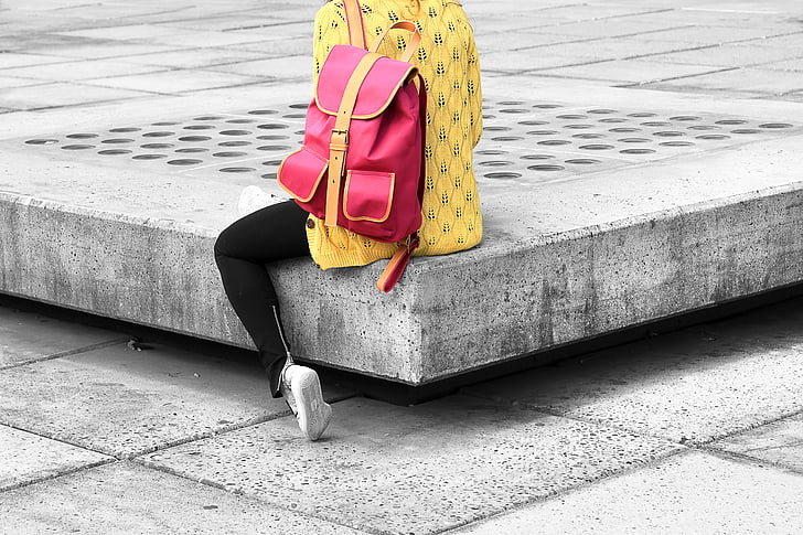 väska, färgglada ryggsäck, mode, grå betong, modell, person, tryckta gula skjorta