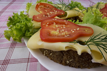 en sandwich, brød, rug, ost, tomat, greener, salat