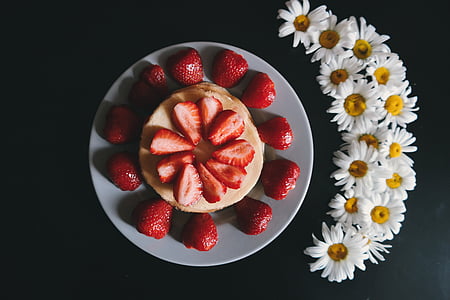 white, daisy, flowers, beside, slice, strawberries, ceramic