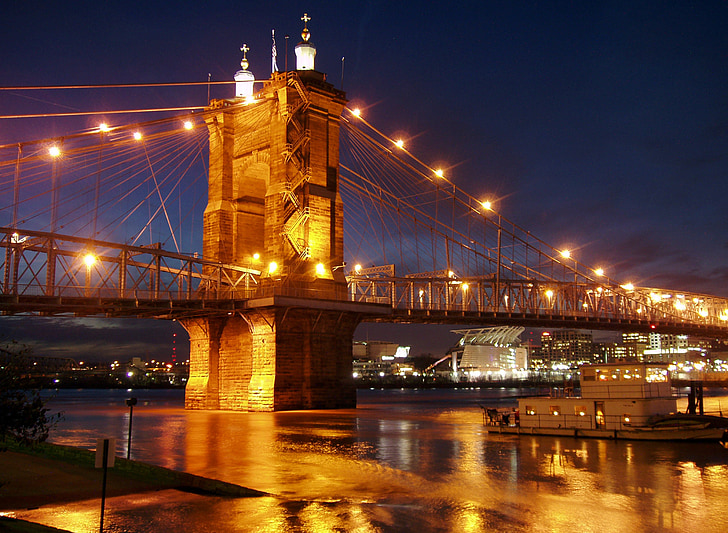 řeky Ohio, Cincinnati, Ohio, Covington, Kentucky, John roebling visutý most, noční