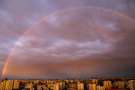 deszcz, Rainbow, różowe chmury, Krajobraz miejski, gród, noc, zachód słońca