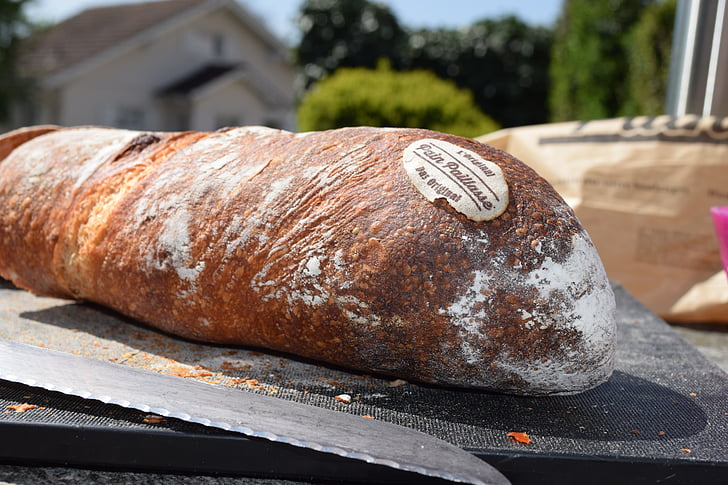 kenyér, kenyér-kést, vekni kenyér, a daraboló-board, kenyér-vágás, nyári, nap