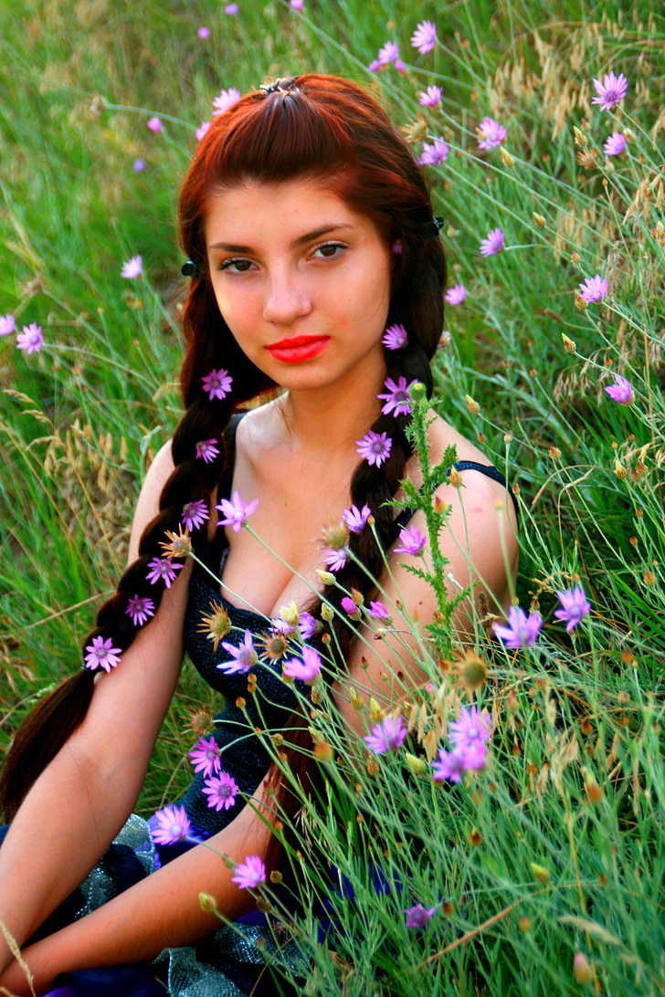 Flicka, blommor, MOV, fältet, flätat hår, sommar, porträtt