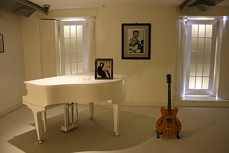Džons Lenons, baltu klavieru, ģitāra, Iedomājieties, Beatles story, Liverpool